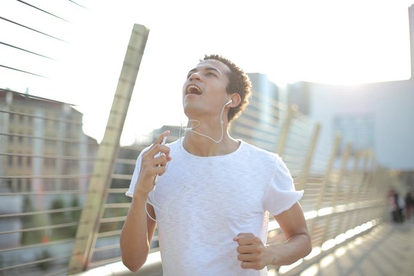Comment les écrans affectent la santé oculaire des seniors?